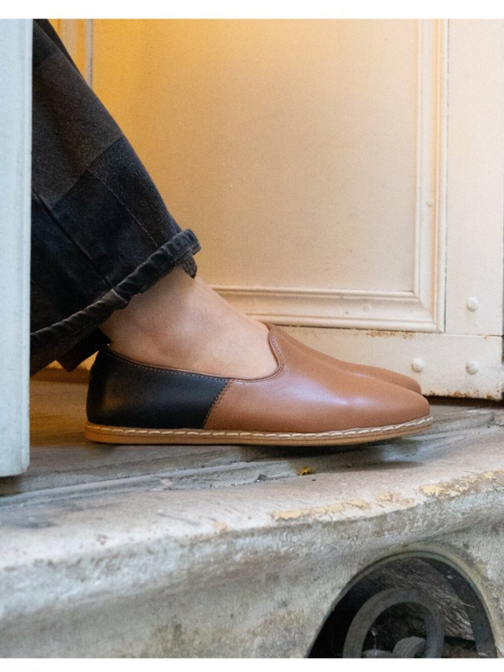 Like NEW Charix Camel Black Slip-On Loafer Flat Shoe Women's EU 37 US 7